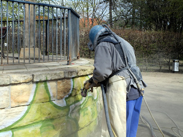 In Aktion bei der Grafitti-Beseitung